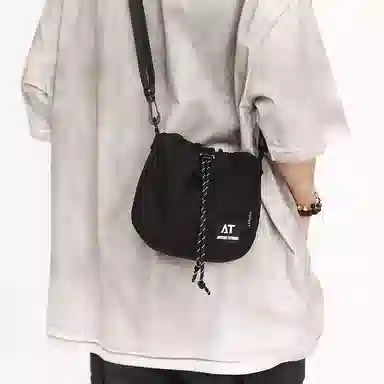 醇龙 斜挎包机能撞色抽绳束口袋水桶包时尚百搭露营山系便携背包包 尼龙 单肩包 男女同款情侣款 多色