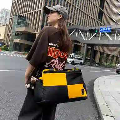 醇龙 大容量干湿分离时尚 尼龙 单肩包 男女同款情侣款 黑/红/黄/卡其/青绿/军绿/粉