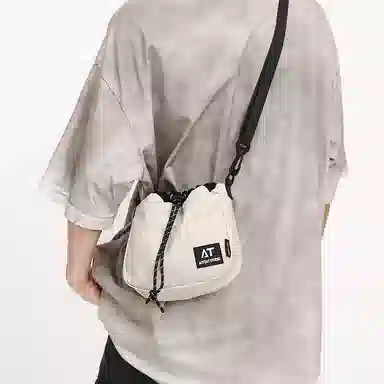 醇龙 斜挎包机能撞色抽绳束口袋水桶包时尚百搭露营山系便携背包包 尼龙 单肩包 男女同款情侣款 多色