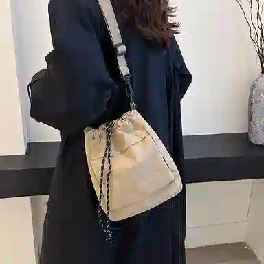 醇龙 百搭抽绳百搭学生简约水桶包潮流 尼龙 斜挎单肩包 男女同款情侣款 多色