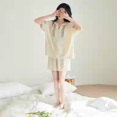 歌倩雅 简约凉感时尚复古刺绣亲肤短袖休闲可外穿三分裤夏季睡衣套装 女款 杏色