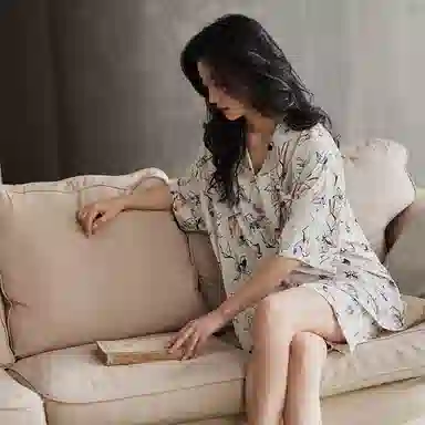 歌倩雅 满印翻领带胸垫上衣松紧腰短裤睡衣套装 女款 白色