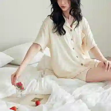 歌倩雅 薄款时尚简约高级感翻领开衫短袖上衣松紧腰五分裤睡衣套装 女款 米白色