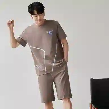 歌倩雅 字母印花圆领套头短袖上衣松紧腰短裤睡衣套装 男款 浅咖色