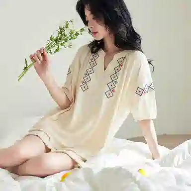 歌倩雅 简约凉感时尚复古刺绣亲肤短袖休闲可外穿三分裤夏季睡衣套装 女款 杏色