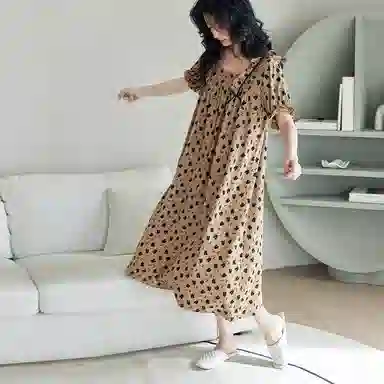歌倩雅 时尚甜美可外出方领满印长款短袖睡裙 女款 图色