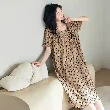 歌倩雅 时尚甜美可外出方领满印长款短袖睡裙 女款 图色