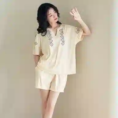歌倩雅 简约凉感时尚复古刺绣亲肤短袖休闲可外穿三分裤夏季睡衣套装 女款 杏色