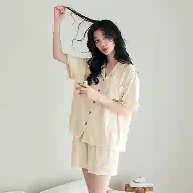 歌倩雅 薄款时尚简约高级感翻领开衫短袖上衣松紧腰五分裤睡衣套装 女款 米白色