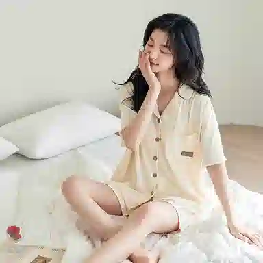 歌倩雅 薄款时尚简约高级感翻领开衫短袖上衣松紧腰五分裤睡衣套装 女款 米白色