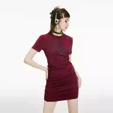 字母图案圆领高腰套头短款修身短袖连衣裙 女款