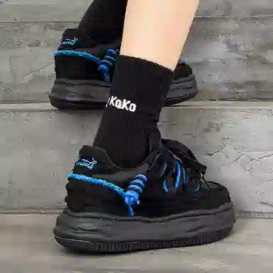 V05 Vintage Low Top Sneakers