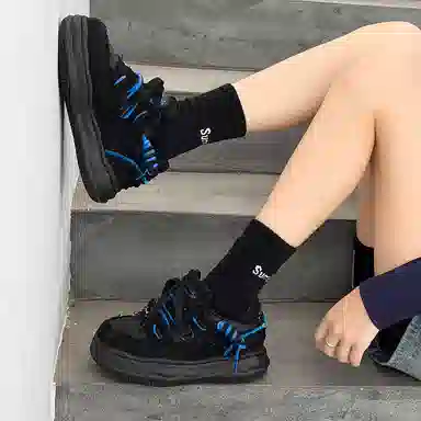 V05 Vintage Low Top Sneakers