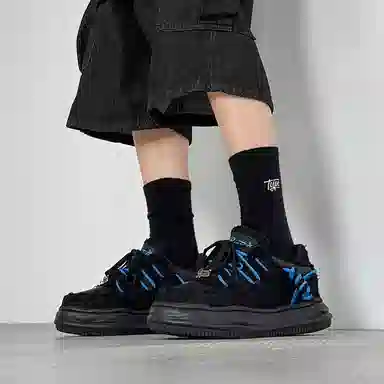 V05 Vintage Low Top Sneakers