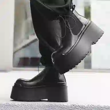 V05 Chelsea Boots Black