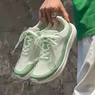 V05 Low Top Casual Sneakers