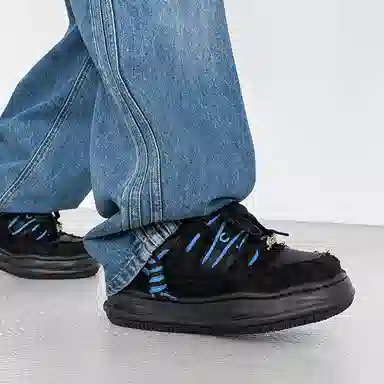 V05 Vintage Low Top Sneakers