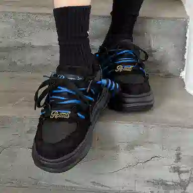 V05 Vintage Low Top Sneakers