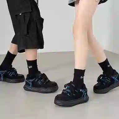 V05 Vintage Low Top Sneakers