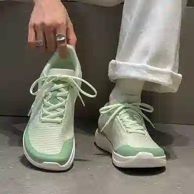 V05 Low Top Casual Sneakers