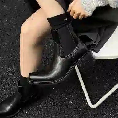 V05 Chelsea Boots Black
