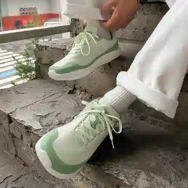 V05 Low Top Casual Sneakers