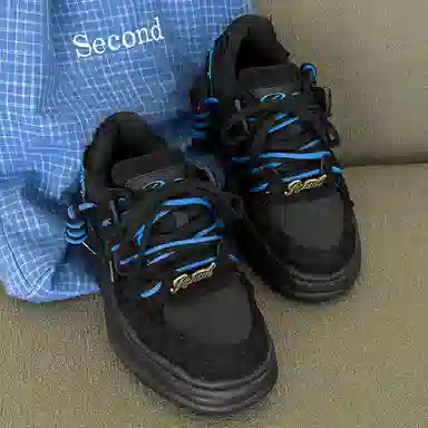 V05 Vintage Low Top Sneakers