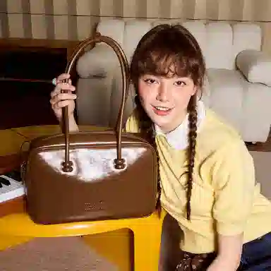 MUVA Boston Shoulder Bag