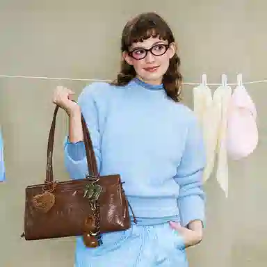 MUVA Vintage Leather Shoulder Bag Large Cherry Red