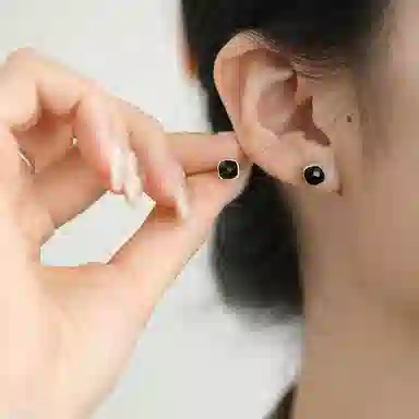 925