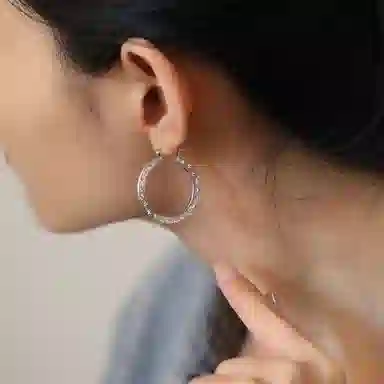 925