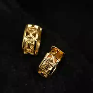 925