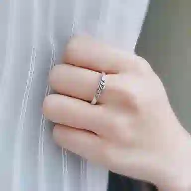 925