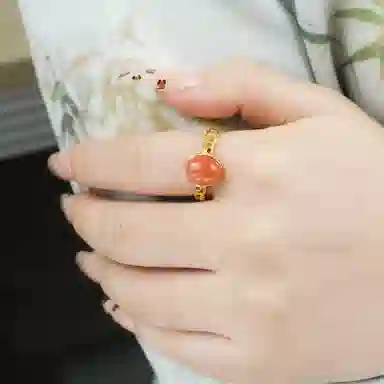 925