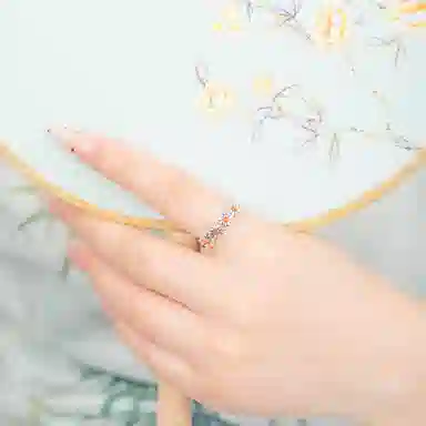 925