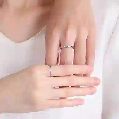 925