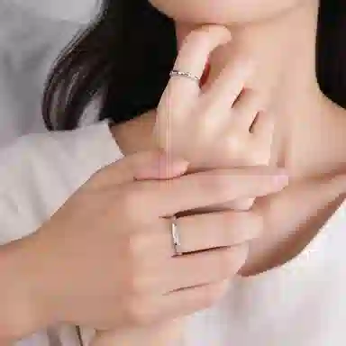 925