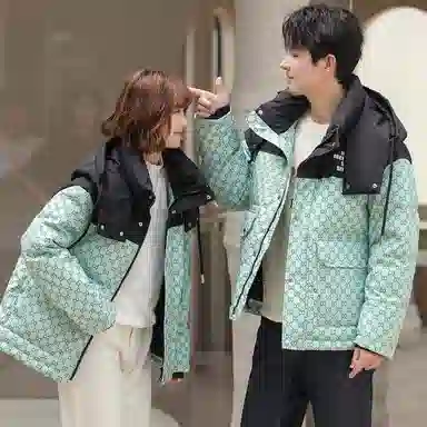 鸭鸭 拼色字母爱心印花连帽拉链羽绒服 男女同款