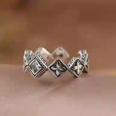 925