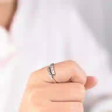 925