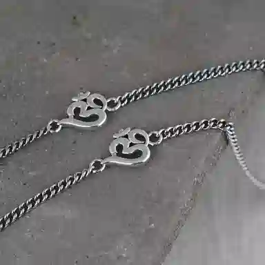 925