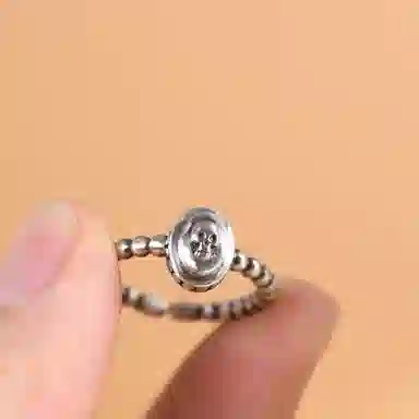 925