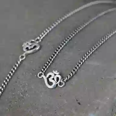 925