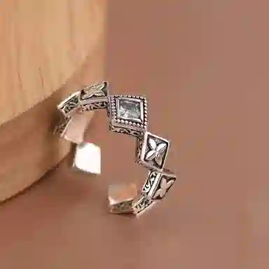 925