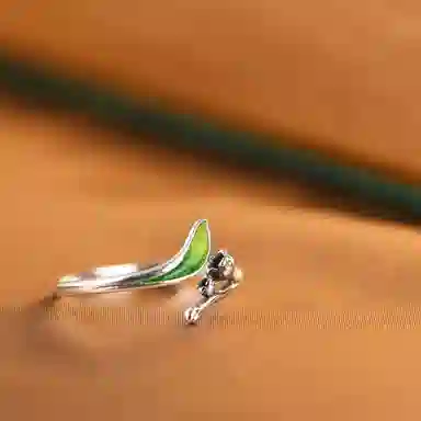 925