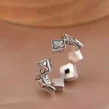 925