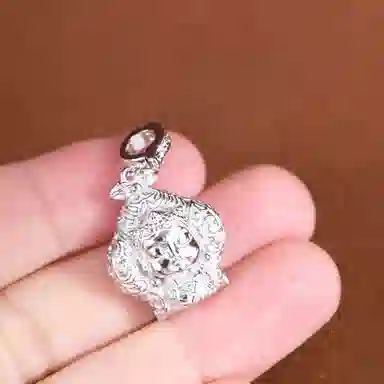 925