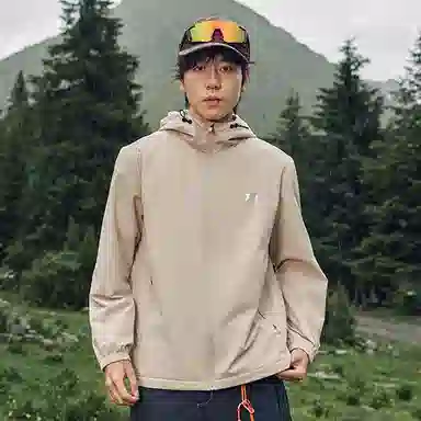 乔丹  山神系列 简约字母 防泼水科技 宽松连帽  商务/休闲生活徒步徒步旅行户外远足都市生活/旅游/通勤 防水防风冲锋衣 男款 果仁色