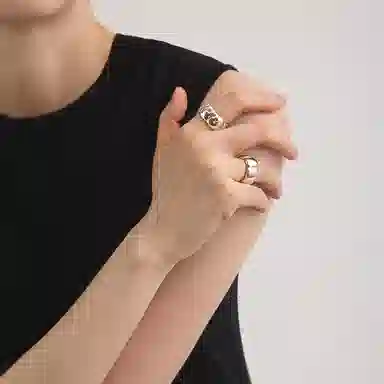 925