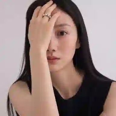 925